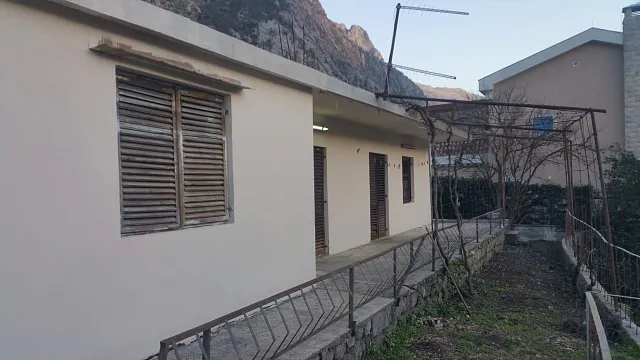 Zum Verkauf steht ein Haus mit großem Grundstück in Dobrota, — photo 15